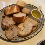 かまくら個室ビストロ KAMAKURA 新宿店 - パン盛り合わせ