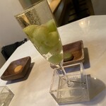 かまくら個室ビストロ KAMAKURA 新宿店 - 旬のフルーツスパークリング・かまくらの前菜マカロン