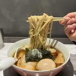 Ramen KURUMU - 肉醤油わんたん麺（黒）＋味玉