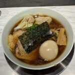 Ramen KURUMU - 肉醤油わんたん麺（黒）＋味玉