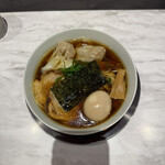 Ramen KURUMU - 肉醤油わんたん麺（黒）＋味玉