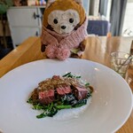 ベジバル チバットリア - メインのお肉料理にラスちゃんも釘付け(⁠・⁠(⁠ｪ⁠)⁠・⁠）ｼﾞ~♡