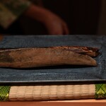 御料理 まつ山 - マグロ節　荒節と本枯節の試食