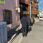 ラーメン二郎 - 行列の最後尾です