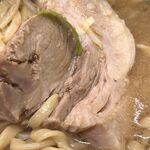 ラーメン二郎 - 豚のアップ画像