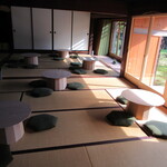 ROKUSAI - 広々した和室にテーブル席が並んでいます♪