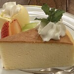 ヴィラージュ - ベークドチーズケーキ、フルーツとバニラアイス添え