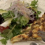 ヴィラージュ - スモークの香りが美味しい、ベーコンのキッシュ、サラダ添え