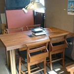 肉 じゅうご - こちらのテーブル席に座りました(^^)v