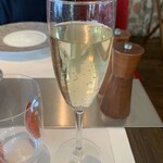 Benoit Alain Ducasse - シャンパンに見えるノンアルコルのブドウジュース