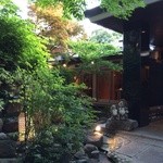 母屋　虎幻庭 -  庭が広いです。