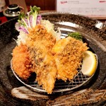 酒肴 新屋敷 - 左から焼きメンチ、手前がアジフライ、左奥にカキフライ