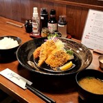 酒肴 新屋敷 - カウンター席でアジフライ2枚&カキフライ1個&焼きメンチ1個