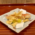 日本料理 かしづき - 蟹腕のあられ揚げ　祖父江の銀杏　くわいチップス