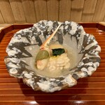日本料理 かしづき - 出汁で火入れした蟹爪　海老芋　鱈の焼き白子　蕪の餡