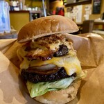 とりぎゅたぶう - レタス、ソテーオニオン、フライドオニオン、
      厚切りコルビージャックチーズ✕2枚、
      自家製スモークペーコングリル、
      150g炭火焼きパテ✕2枚！！
      バンズは「かもめパン」特製♪
      肉汁滴る極ウマ♡