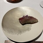 ラ・ヴァガボンド - 皮目を炙ったヤイト鰹、ちりめんキャベツ、マスタード、フランボワーズビネガー