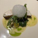 ラ・ヴァガボンド - 長崎のくえ、菊芋のピューレ、ほうれん草、祖父江の銀杏、西洋ネギの千切り、にんにくの泡、クエの出汁のソースにネギオイルとシークワーサー