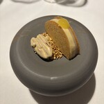ラ・ヴァガボンド - 洋梨とフォアグラをとんか豆のクッキーでサンド、柚子のピューレ、あまにロースト、ピーカンナッツ
