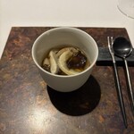 ホロホロ鳥出汁のコンソメスープ、3種のきのこ、ラビオリ