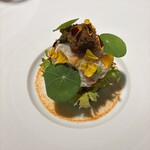 ラ・ヴァガボンド - 兵庫のせいこ蟹、足の身と内子、山葵菜、辛子菜、えんどう豆、古代米などとカニジュレで和え、上に外子、周りに人参パウダー