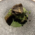 ラ・ヴァガボンド - レアに火入れした赤座海老、24ヶ月熟成のコンテチーズときのこ(トランペット)のソース、ケールの乾燥パウダー、水晶文旦の果肉