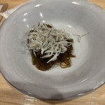 酒喰洲 - 付け出しは、しらすがインしたもずく酢！これだけで、ビールが進む！