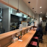 麺屋 すえよし - キレイに手入れされたキッチンと長いカウンター席｡