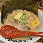 麺屋 すえよし - デフォでバターが乗っている｡なんか嬉しい｡