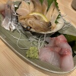 酒喰洲 - 北寄貝の作りに、寒ブリと黒ムツを二切れずつ！刺身の多くは、一切れずつ頼めるのが、いい感じ！