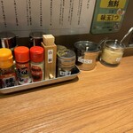 麺屋 すえよし - 味変の方々｡山椒､カレー粉なんて変わり種も｡