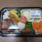 わくわく広場 - ハンバーグ、白身魚フライ、具沢山玉子焼き、レタス、ポテトサラダ、ボンゴレビアンコ、人参オリーブオイル和え、おかずの下にご飯があります。