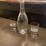 酒蔵BAR えん - 無料のチェイサーは醸造に利用する伏見の井戸水