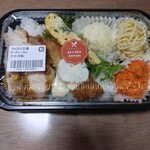 わくわく広場 豊田T-FACE店 - マスタードチキン、白身魚フライ、具沢山玉子焼き、レタス、ポテトサラダ、ボンゴレビアンコパスタ、人参オリーブオイル和え、おかずの下にご飯があります。