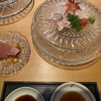 にかい笹木 - 左は漬け　右がかわはぎ　かわはぎの下に小さなご飯有