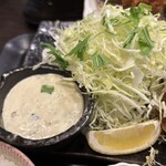 とんかつ多酒多彩 地蔵 - 大盛キャベツと、たっぷりの自家製タルタルソース‼️