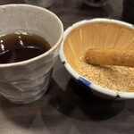 とんかつ多酒多彩 地蔵 - まずは、茶でも飲みながら胡麻を擦り擦りしておこう