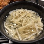 とんかつ多酒多彩 地蔵 - えのきと油揚げの味噌汁