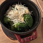 ワインの酒場。ディプント - 駿河湾しらすとブロッコリーのアヒージョ