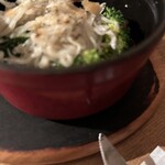 ワインの酒場。ディプント - 駿河湾しらすとブロッコリーのアヒージョ