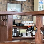 かつグルメ - キャベツ、白米のおかわりコーナー。他のお客さん、ご飯おかわりしたあと、蓋開けっぱなしだったよ
