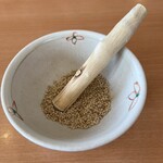かつグルメ - 胡麻を擦って待ちます。