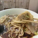 中華そば カリフォルニア - チャーシュー肉ワンタンそば（黒）