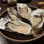 地酒と道産食材 一笑 - 厚岸の生牡蠣　鮮度抜群！