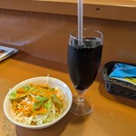 アジアンダイニング アガン - サラダとアイスコーヒー