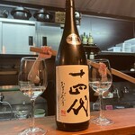 酒肴 新屋敷 - お任せ日本酒2杯目。十四代からスタートって素敵過ぎんか。後ろにいるのが鬼推ししてるひな店長