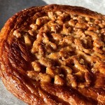 ヘルメス下中野 - クルミのキャラメリゼ¥280内　キャラメリゼされたカリカリの胡桃とサクサクデニッシュがうまい。この日のはいつもより香りも味もすこし異なりビターな雰囲気だった。