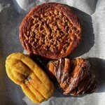 ヘルメス下中野 - クルミのキャラメリゼ¥280内、スィートポテト¥324内、クロワッサンショコラ¥334内　初めて早い時間に訪ねてみた。店内大混雑駐車場も満車。駐車場スタッフのスムーズかつ丁寧な誘導がとても良かった。