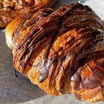 ヘルメス下中野 - クロワッサンショコラ¥334内　フランス産小麦とHUSKY発酵バター使用のデニッシュ。うまい。