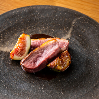 コースにアクセントを加える多彩なジビエ料理